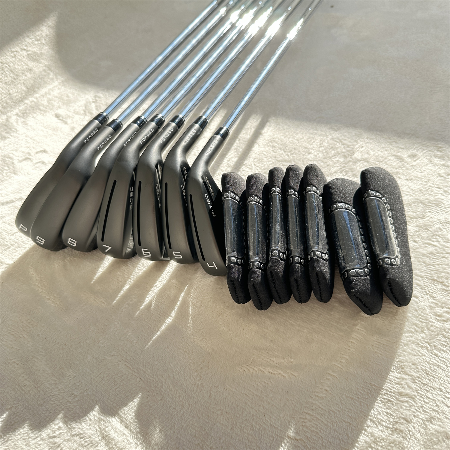 

Men's Golf Iron black Golf Club Irons Set Forged Golf Clubs 456789P Regular/Stiff Steel/Graphite Shafts Headcovers
