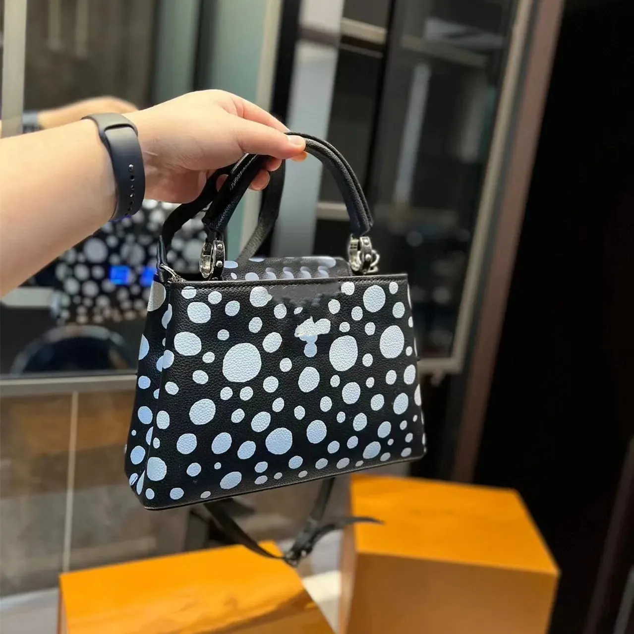 

Women bags Totes Litchi grain Taurillon handbag Fashion Shopping Satchels shoulder cross body outdoor messenger bags Capucines bottegas Luxury designer purses, Red