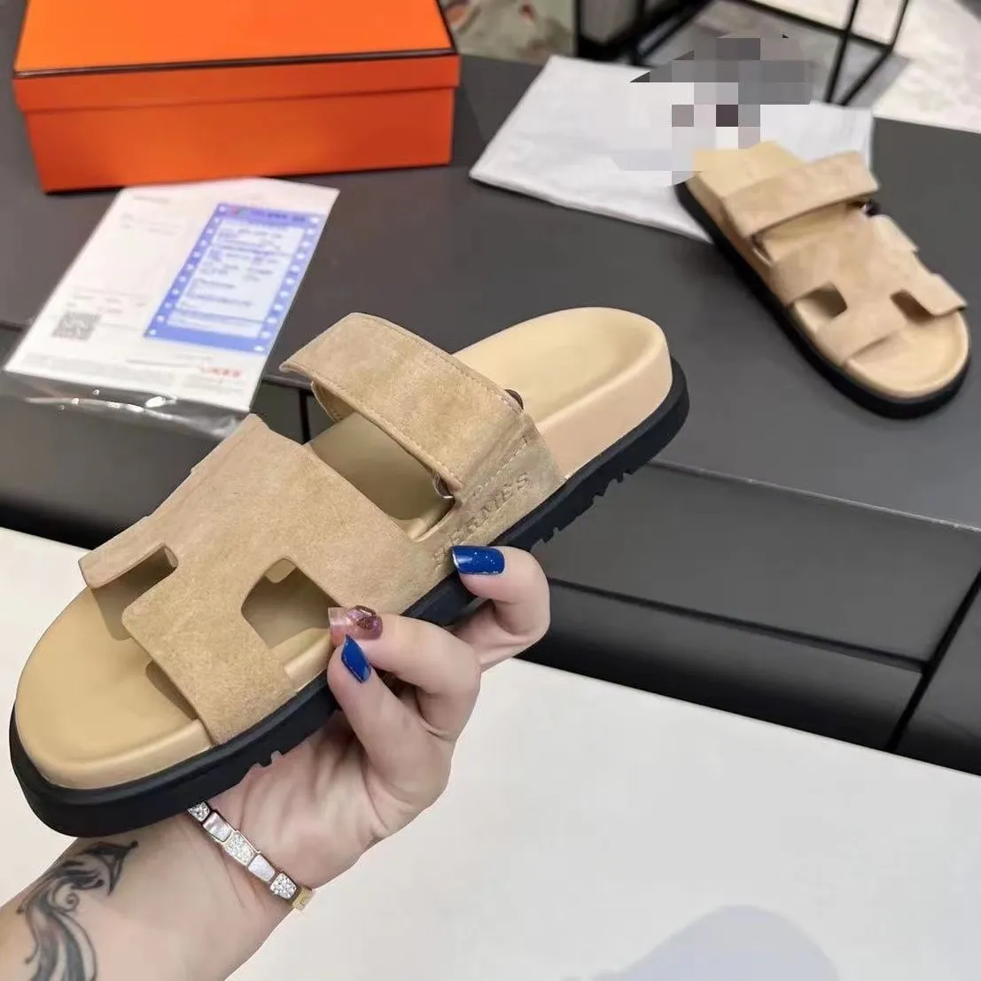 

2023 Chypre Slippers H Sandals Beach Classic Flat Sandal Luxury Summer Lady Leather Flip Flops Men Women Slides Size, Color 1