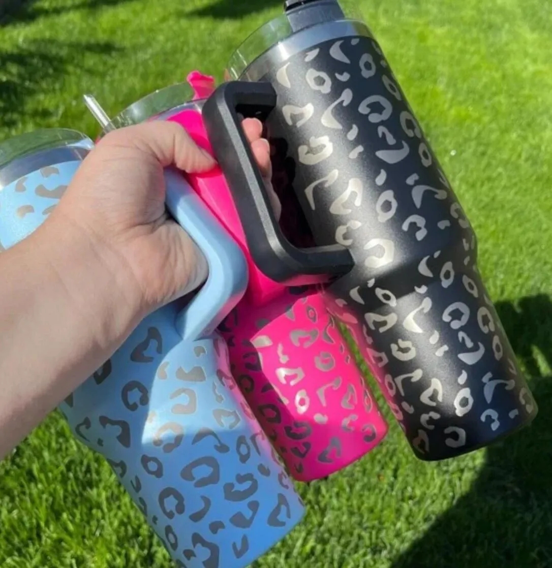 

Stock Ready to ship 40oz Car Mugs With handle Lid Straw Stainless Steel Insulated Thermos Water Bottles Car Mugs Drinking Tumblers With Logo, White
