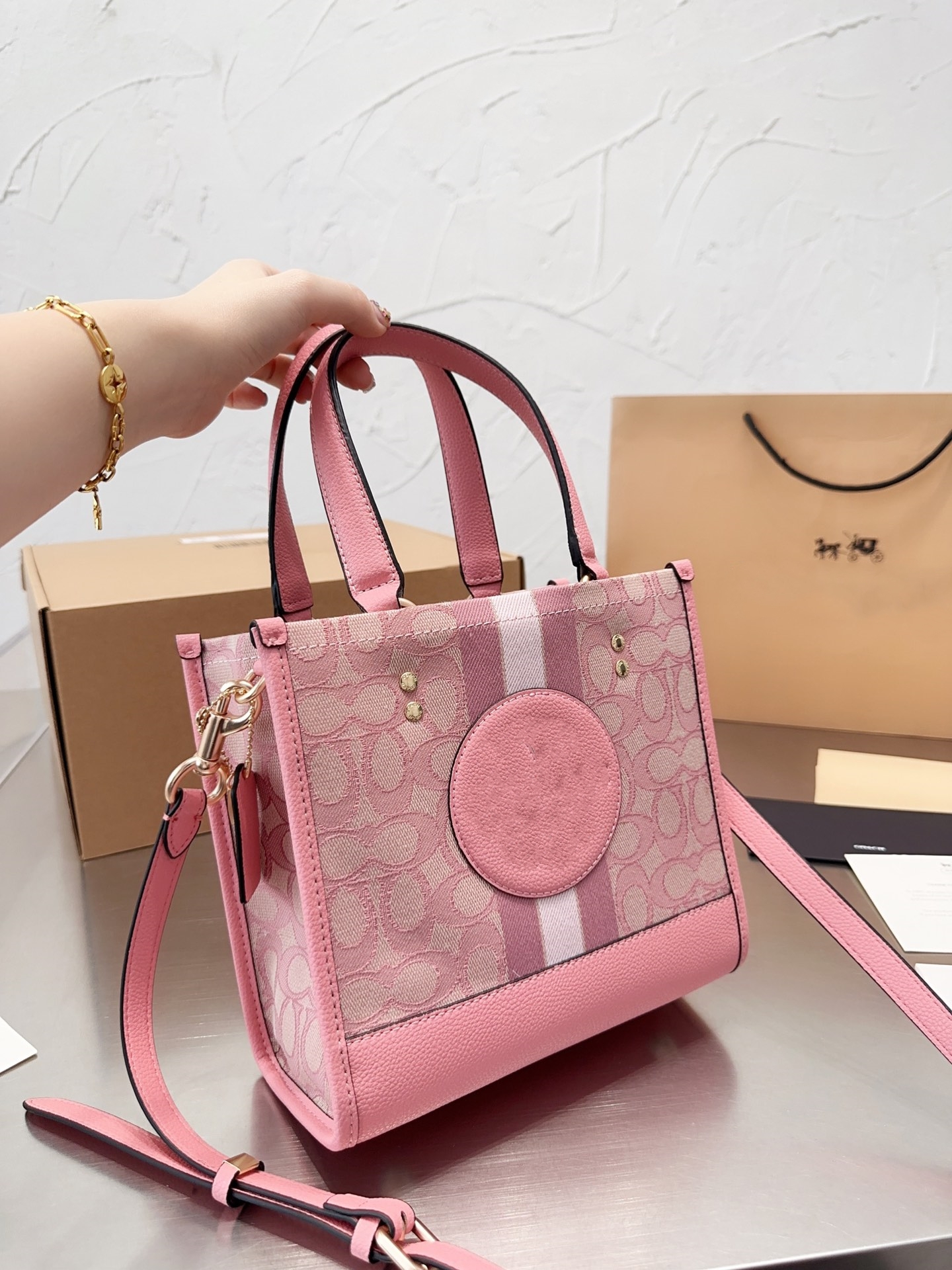 

Fashion new dempsey tote the latest color matching of cherry blossom powder the color is super cute and super sweet shoulder bag joker artifact leather designer bag, 2-22cm