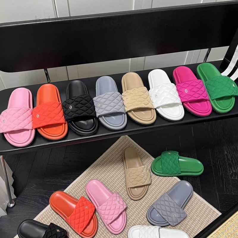 

Channel Designer 23ss Quilted Men Women Slippers Sandals Embossed Slides Pool Pillow Slide Thick Bottom Mule Summer Flat Heels Scuff Slider Flip Flops Size 34-45, Canl3281
