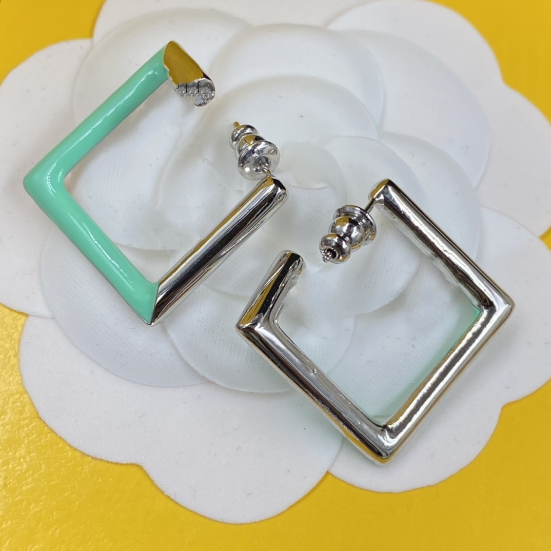 

Minimalist Luxury High end Girls' Earrings Designer Earrings Fashion Earrings High quality Jewelry Gift Box Party Gift Box