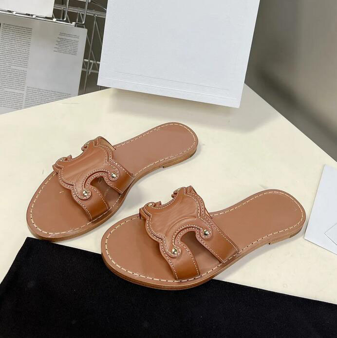 Pantoufles plates de luxe pour femmes TRIOMPHE Sandales en cuir de veau gaufré Sandales d'été à bouts ronds designer de luxe unique pour les sand
