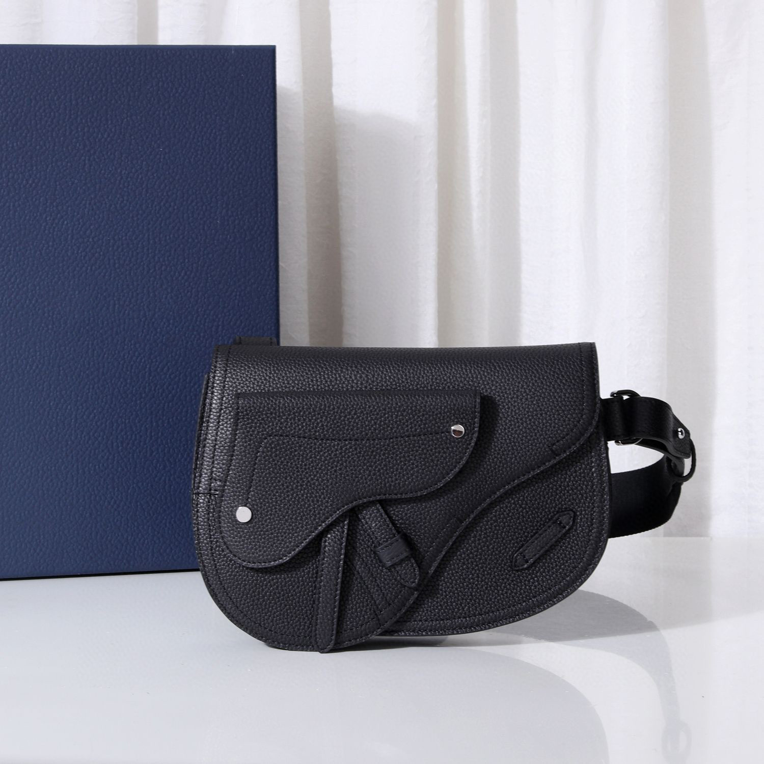 

80015 New men's and women's general purpose crossbody bag high-end custom quality shoulder bag grain surface touch cowhide black stitching looks good and practical
