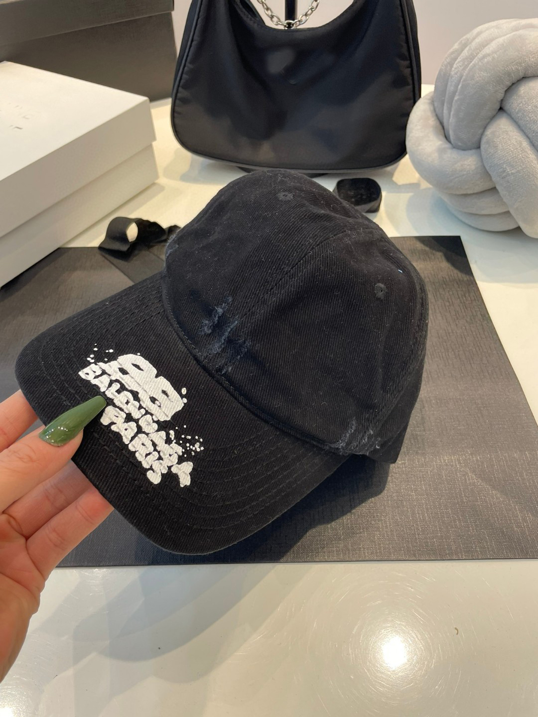 

High value empty top hat for men and women, designer Beanie Cap, featuring a new retro street photo of a student hat with a duck tongue cap