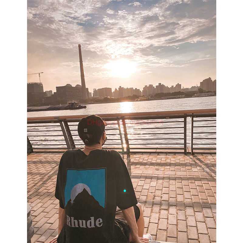 

Designer Fashion Clothing Tees Tshirt Rhude Liu Xianhuas Surrounding Sunset Snowy Mountains Moonlight Printed Short Sleeve Fashion Brand Men Womens Couple Tshirt, White yellow