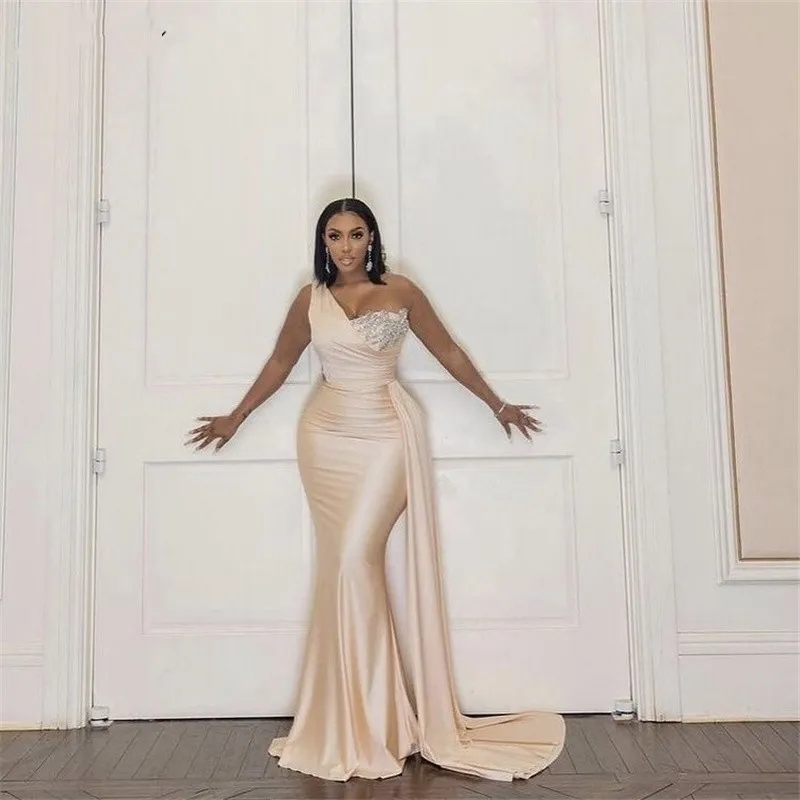 2023 Bridesmaid Dresses One Shoulder Light Champagne Mermaid For Weddings Plus Size Long Crystal Beads Formal Maid of Honor Gowns GJ0222
