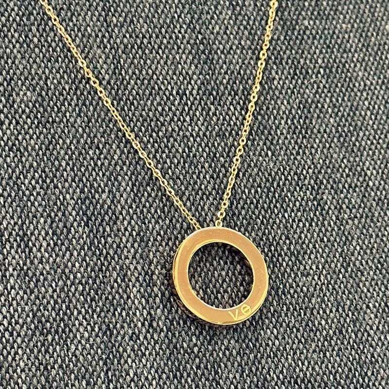

Original designer Tiktok the same titanium steel necklace mumble dress cake circle rose gold E ring clavicle chain