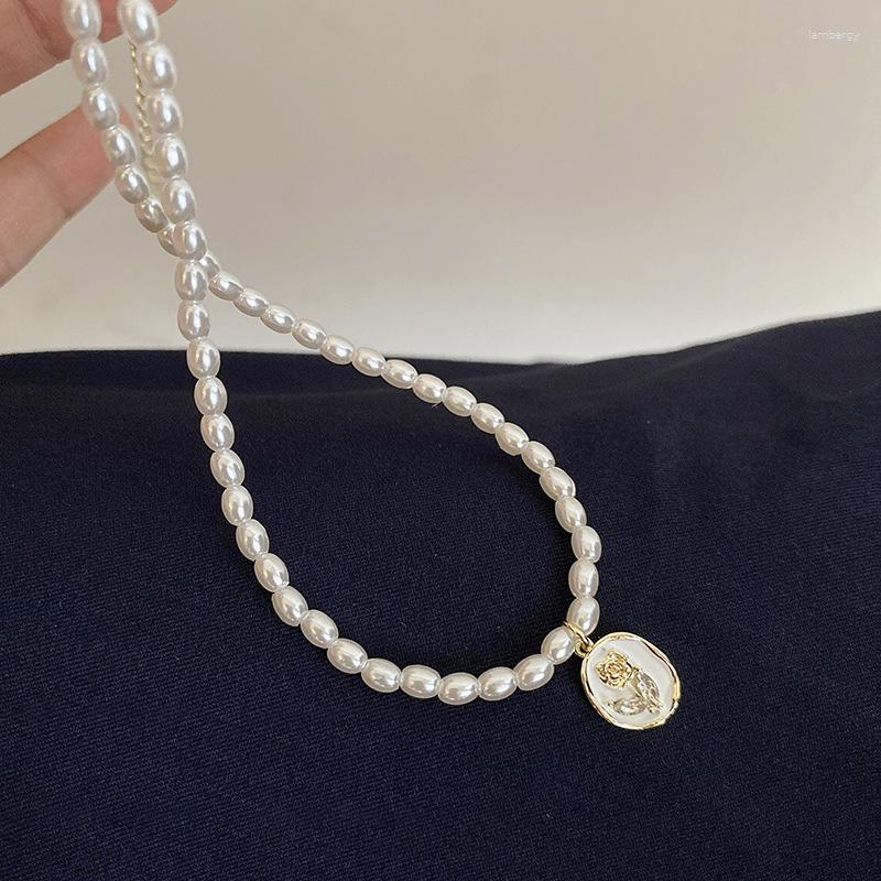 

Pendant Necklaces Vintage Style Rose Pearl Necklace Women's Light Luxury Accessories Fashion All-match Collarbone Chain Jewelry Trend