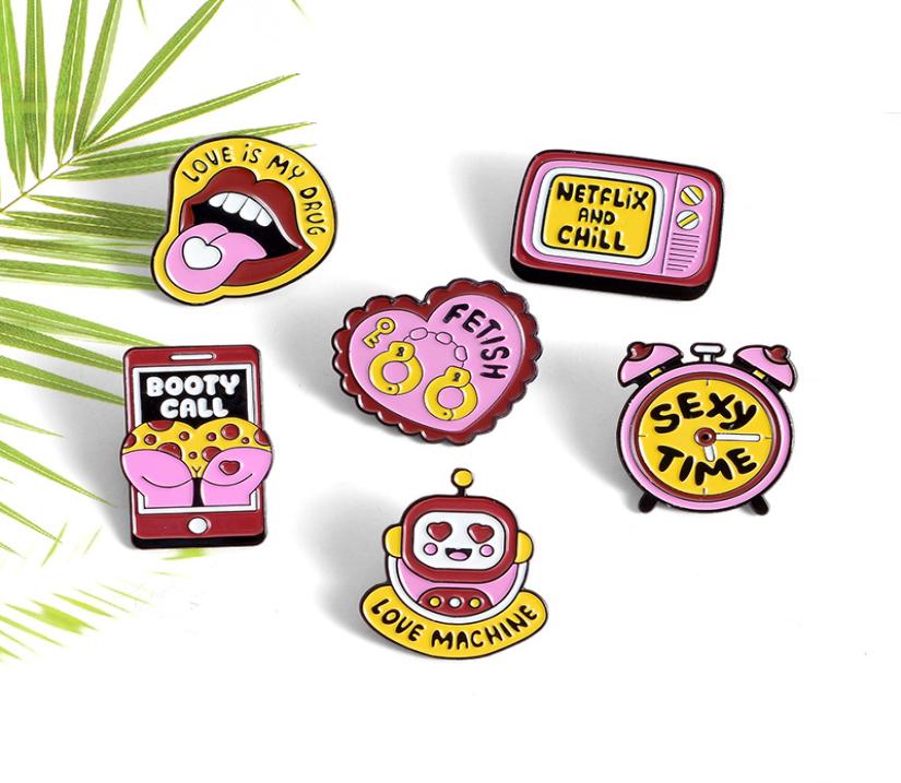 

New Cartoon TV Robot Clock Lips Game Machine Heart Brooches Creative Cartoon Enamel Pins Button Badge Fashion Jewelry Gift for Fri7456458