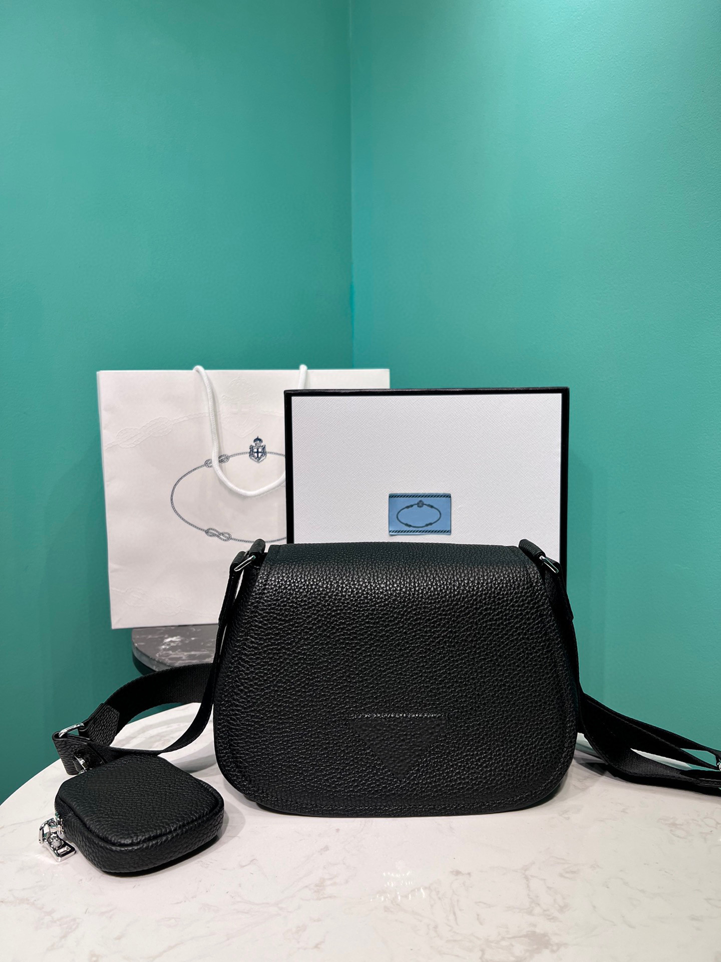 

2023 new women's crossbody bag 9A deerskin flap shoulder bag favorite is the small bag space on the shoulder strap simple atmosphere