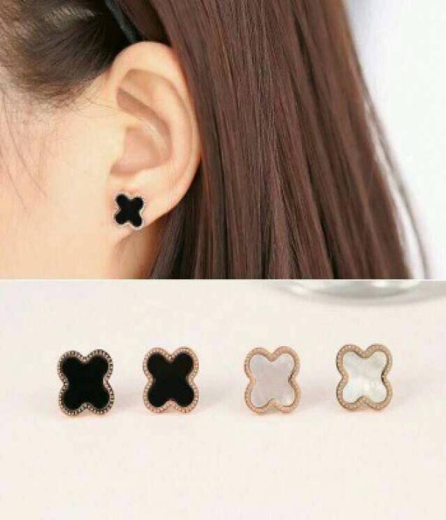 

Titanium steel clover studs earrings female models Korean version of the four clover grass rose gold black agate mini earrings who5865564