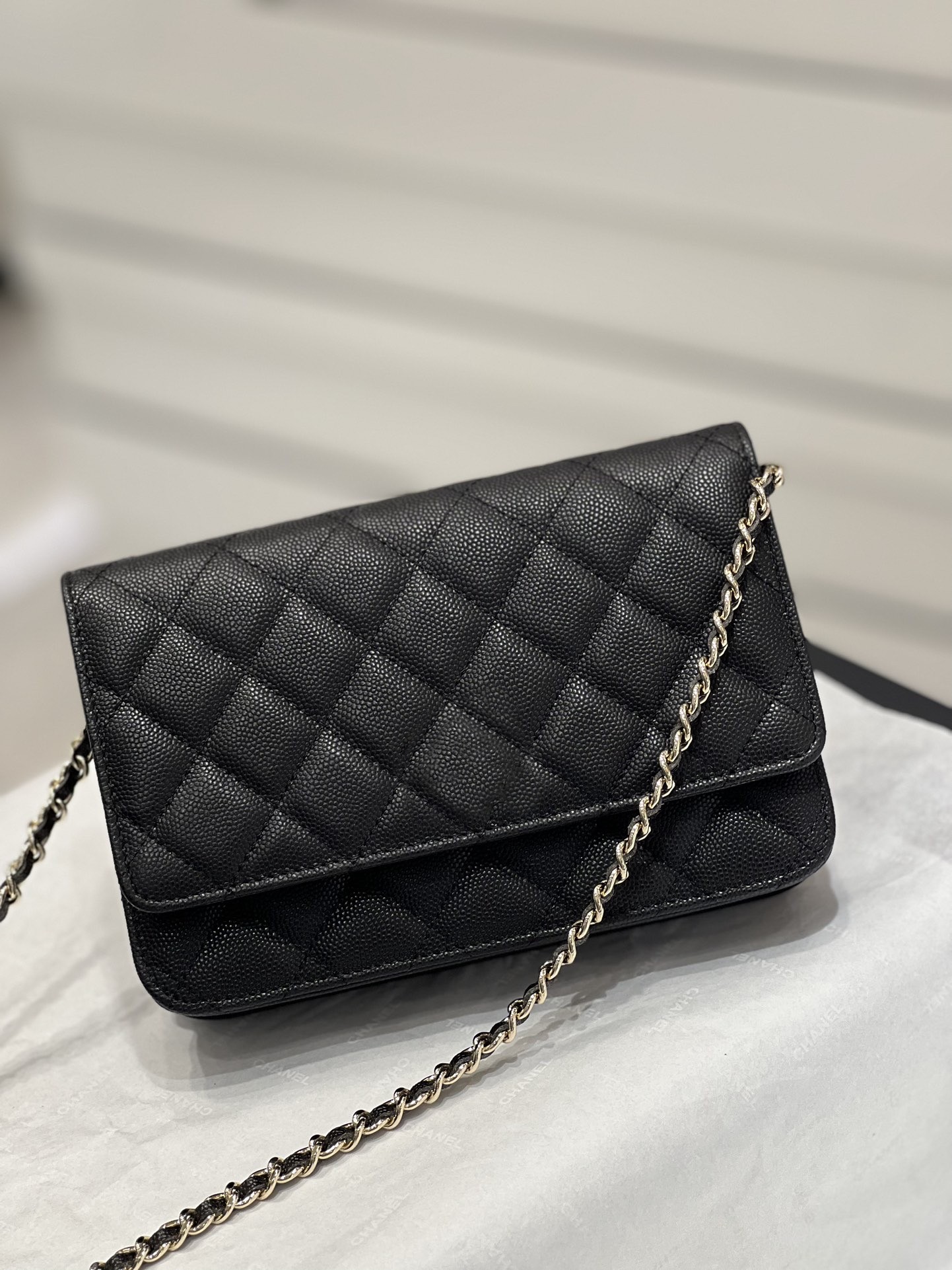 

The 2023 new girls' crossbody bag has a unique mandarin duck buckle design, exquisite workmanship, durability, and aesthetics, Pink