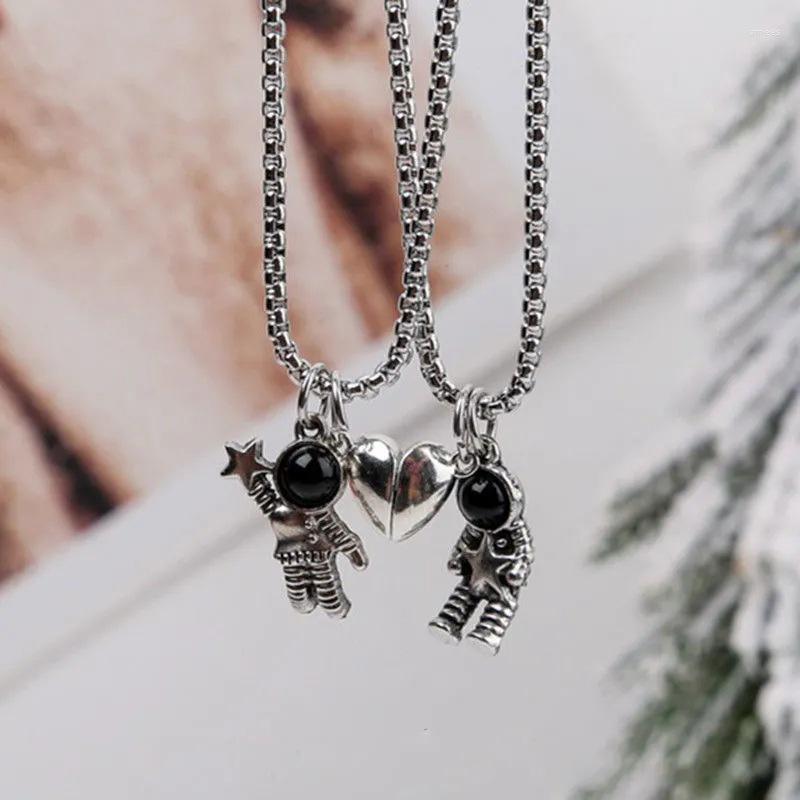 

Pendant Necklaces 2pcs Astronaut Necklace Magnetic Lover Heart Attracted Couple For Women Men Neck Chain Spaceman Jewelry Gifts
