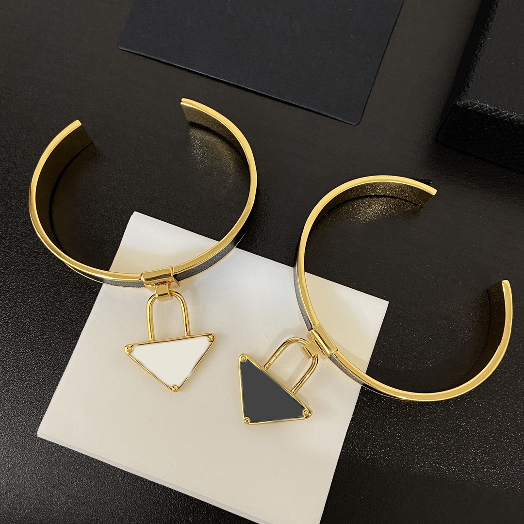 

Bangle Fashion Personality Designer Luxury Fashion Open Bangles Black White Triangle Gilded Steel Ladies Bracelets Classic Jewelry