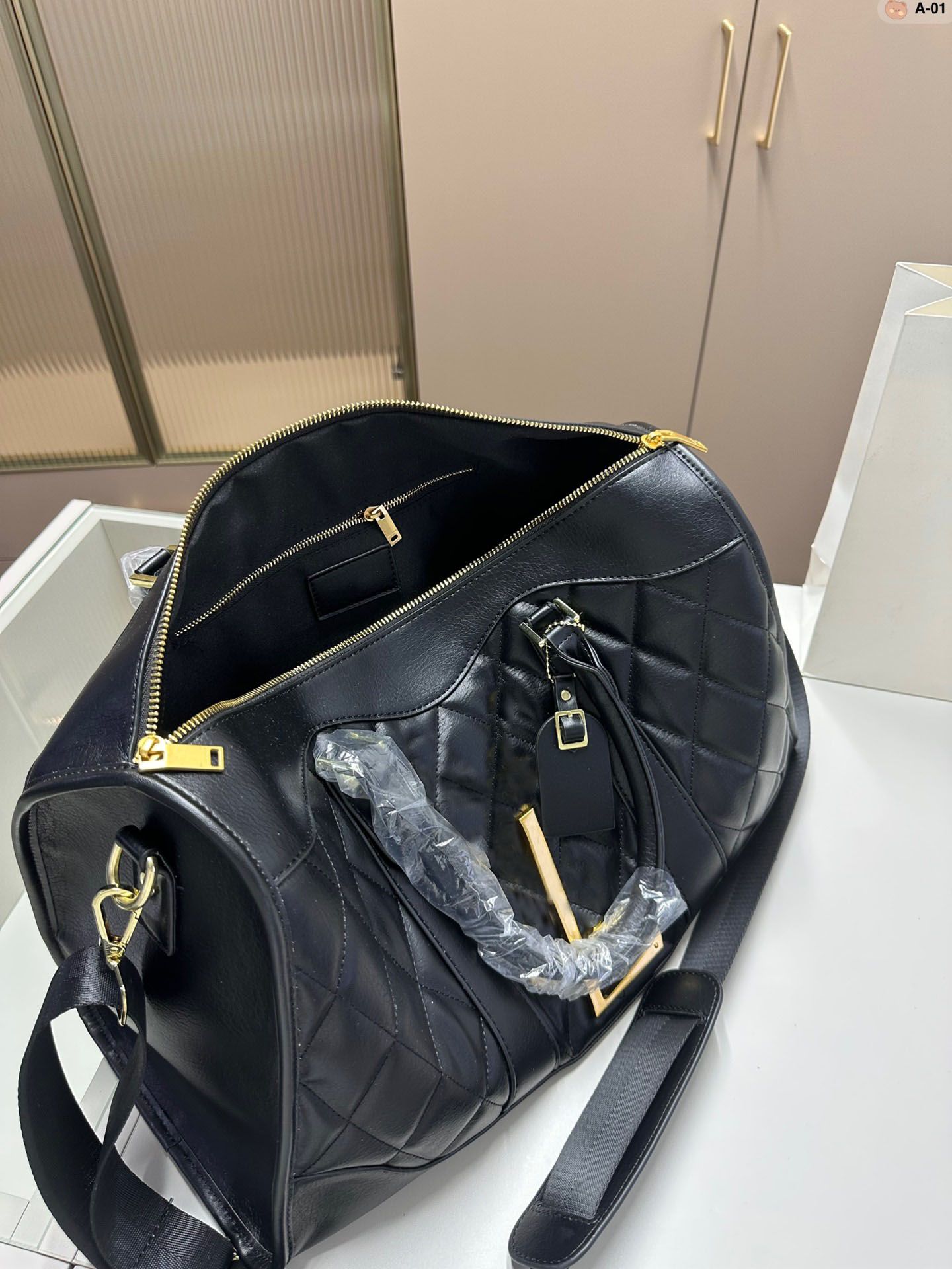 

Designer Messenger bag summer new large bag ladies capacity leather bag bag bag airport shoulder commuter Tote handbag Cdrcd, Black