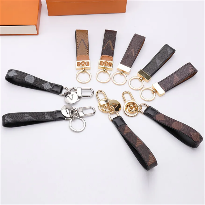 

Luxury Designer Fashion Key Buckle Car Keychain Handmade Leather Keychains Men Women Bag Pendant Accessories