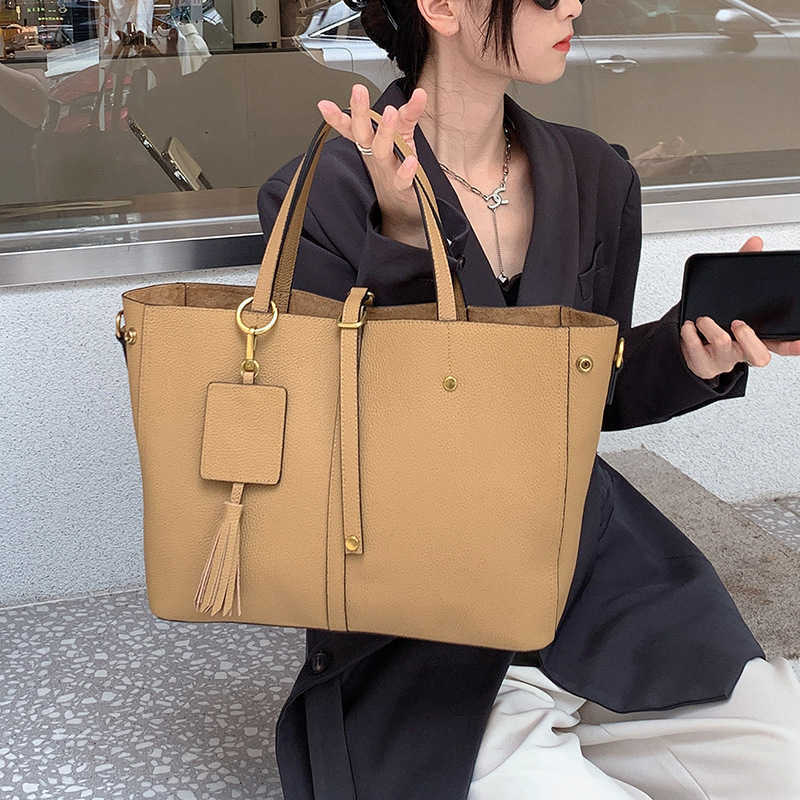 

Genuine leather women's bag one shoulder crossbody bag female commuting portable tote bag large capacity bucket bag female, Shallow limestone