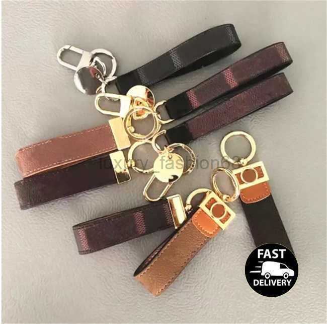 

2022SS Keychains Buckle lovers Car Handmade Leather Keychains Men and Women bag Pendant Fashion Accessories