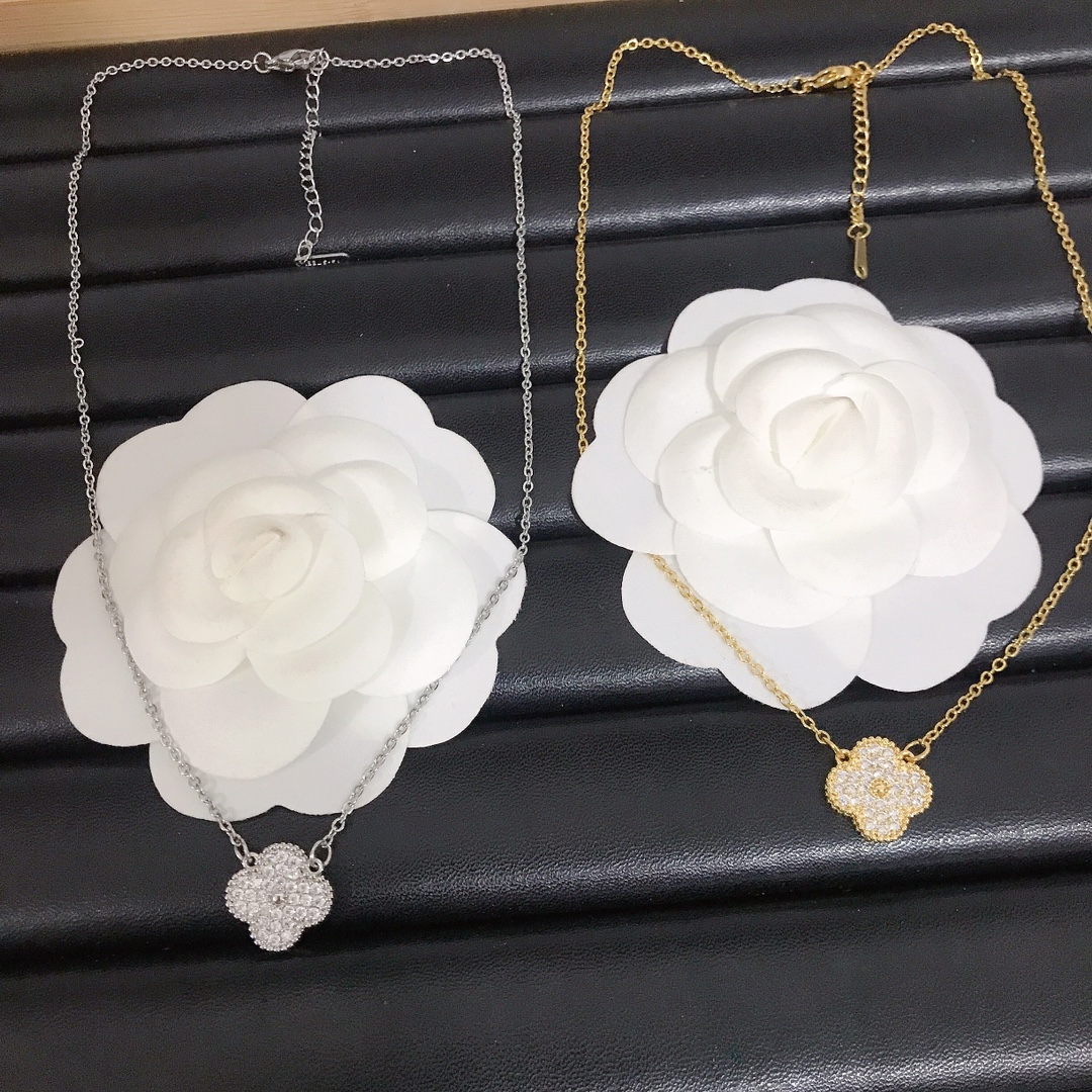 

Fashion Classic Four-leaf Clover Necklaces Pendants Titanium Steel 18K Gold Plated Sweater Necklace Inlaid Crystal Link Chain Women Wedding Festivals Jewelry Gift