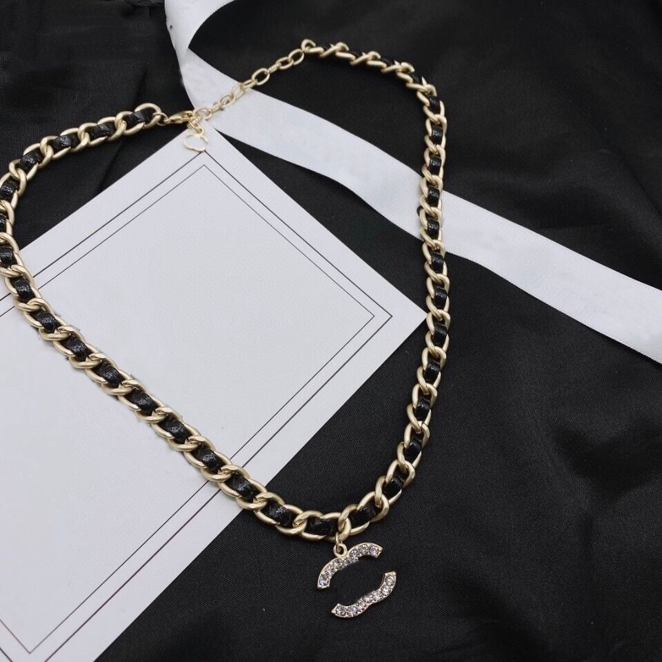 

Hip Hop Style Designer Letter Pendant Necklaces 18K Gold Plated Inlaid Crystal Brass Material Sweater Necklace Rope Chain Fashion Women Party Jewelry Accessory