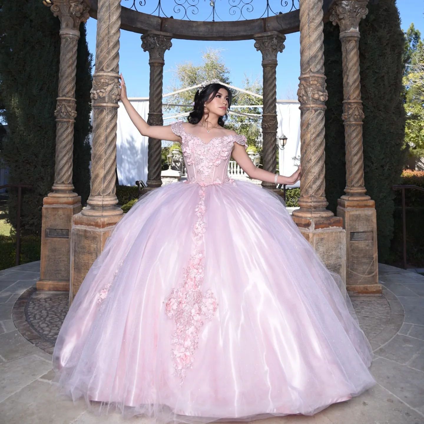

2023 Exquiste Pink Quinceanera Dresses Sexy Sweetheart Tulle Lace Appliques Crystal Beads Flowers Off Shoulder Plus Size Formal Party Prom Evening Gowns, Same as picture