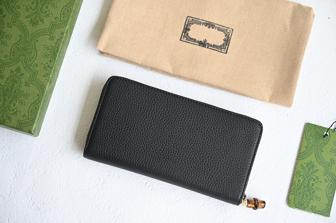 

This wallet is made of classic and durable black leather, and the classic design of the same tone resin material is combined with a single tone color scheme on this wallet
