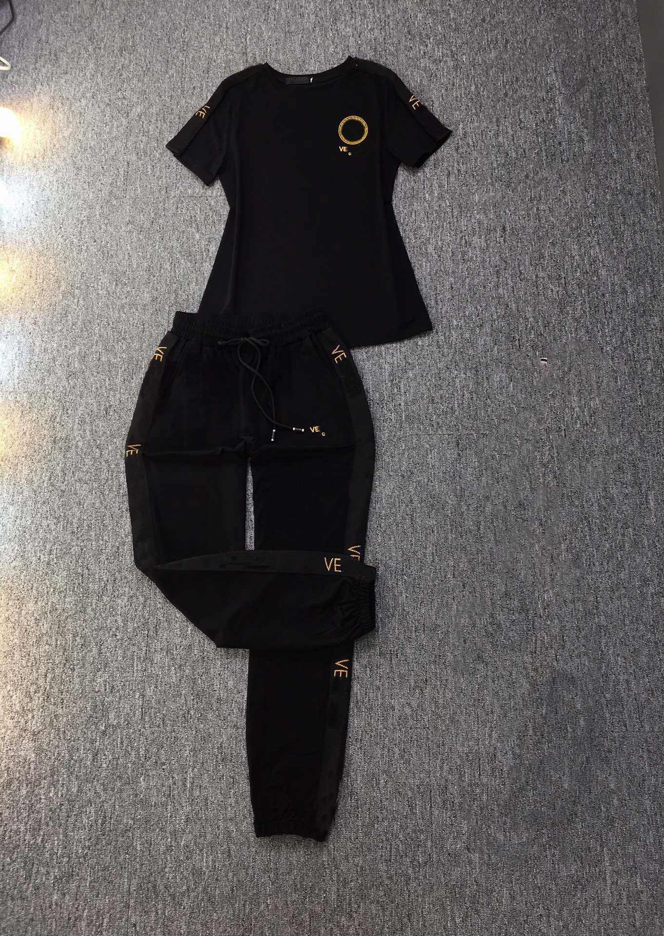 

Women Slim-fitting Two Piece Pants Yellow Letter Portrait Shoulder Straps Short-sleeved T-shirt Elasticated Letters Pockets Casual Pant Two-piece Set