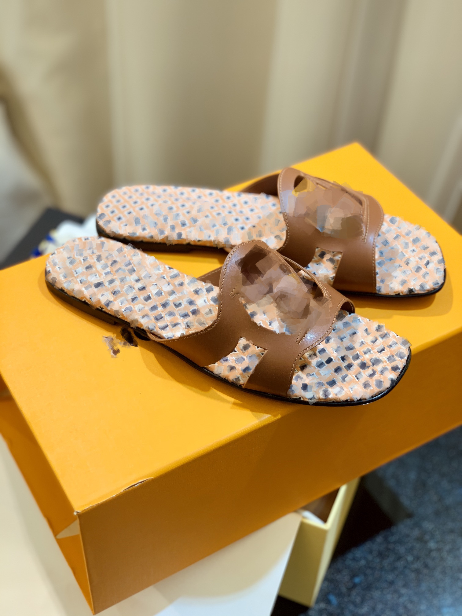 

Designer Sandals Isola Flat Sandal Women Slippers Metal Texture Sheep Leather Slipper full print monograms flowers Outdoor Beach Slides cut-out mules flip flops, Lvt620-3