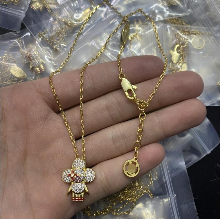 

Luxury Brand Pendant Letter Flowers Pendant Necklace Designer Fashion Gold Plate Simple Necklaces Wedding Party Crysatl Woman Jewerlry Necklace VN-0931