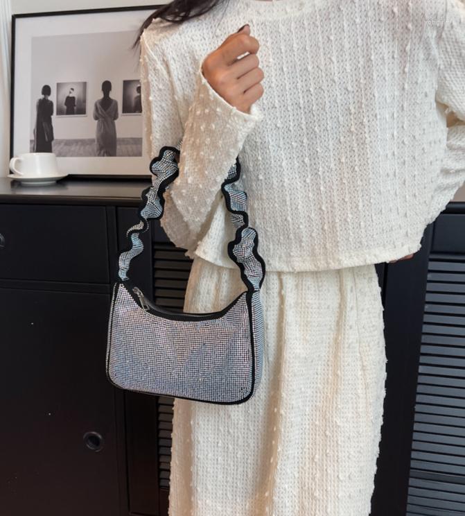 

Evening Bags Pleated Shoulder Straps Women Handbag Shiny Diamond Grid Underarm Bag Elegant Square Zipper Fashion INS, Black
