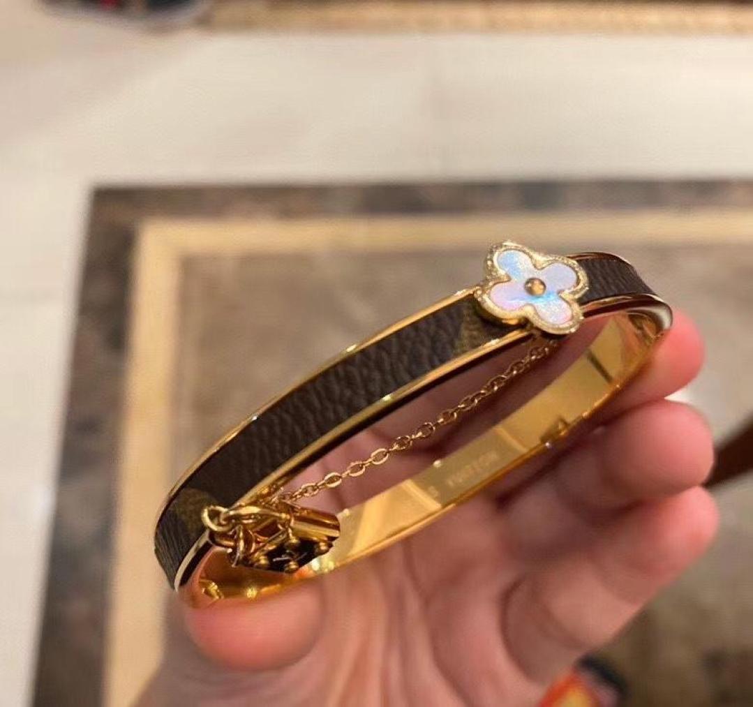 

Brand Bracelets Fashion design Round Genuine Leather Bracelets with Gold Bag For Women and Men Flower Print Bracelet Jewelry BB0183766969, Brown