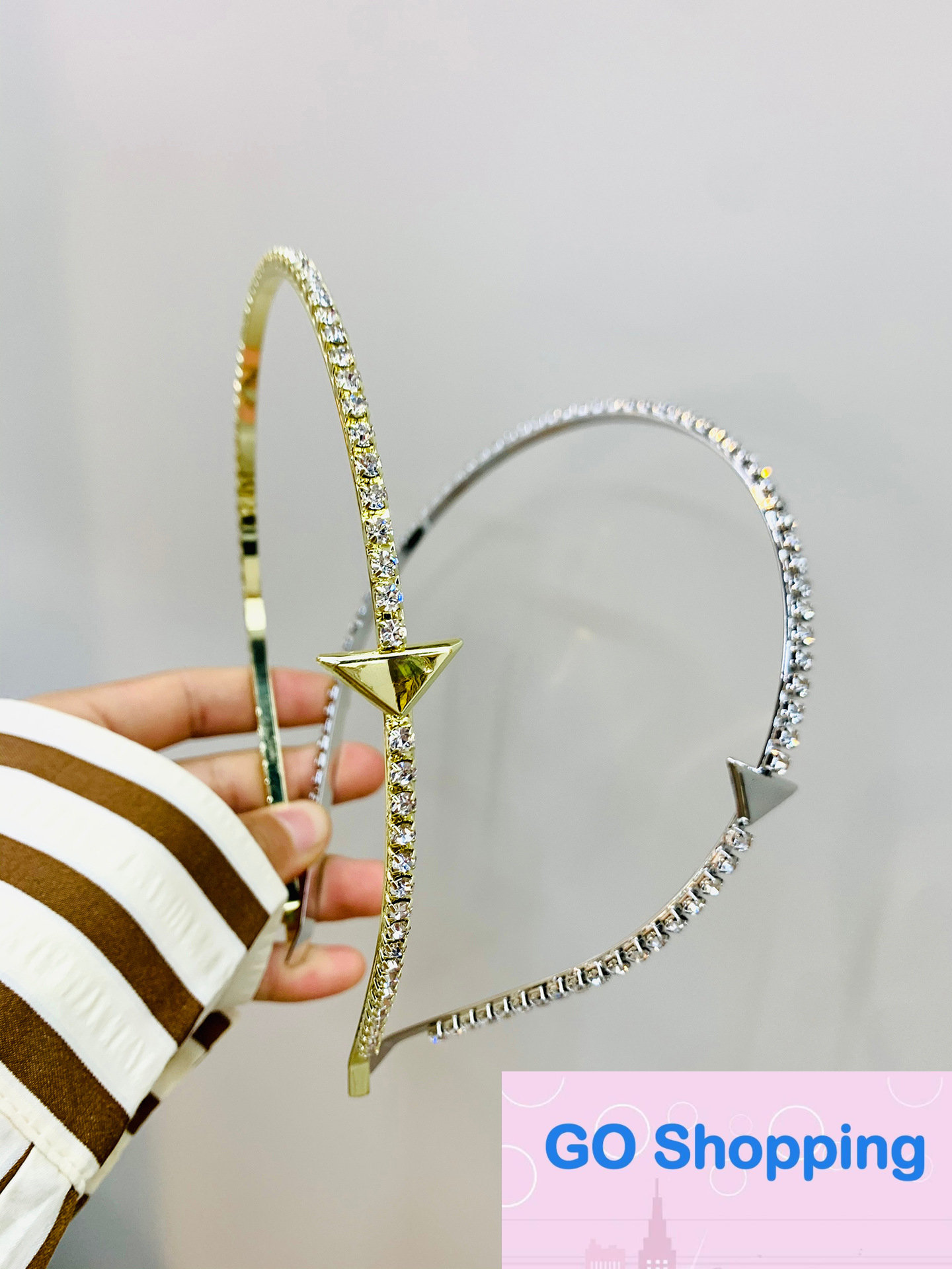 

High-End Inverted Triangle Label Alloy Letter Headband French High-Grade Zircon Hair Accessories Fashion Simple Japanese and Korean American