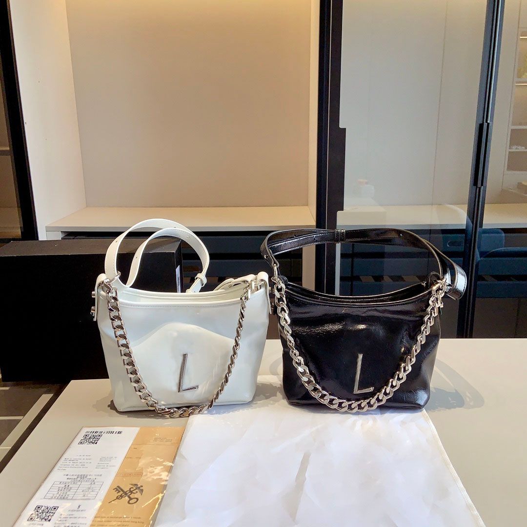 

New imported bag designer handbag bag envelope bag fashion luxury Fashion 2023 personality chain messenger bag shoulder flip cowhide Vbvxk, Black
