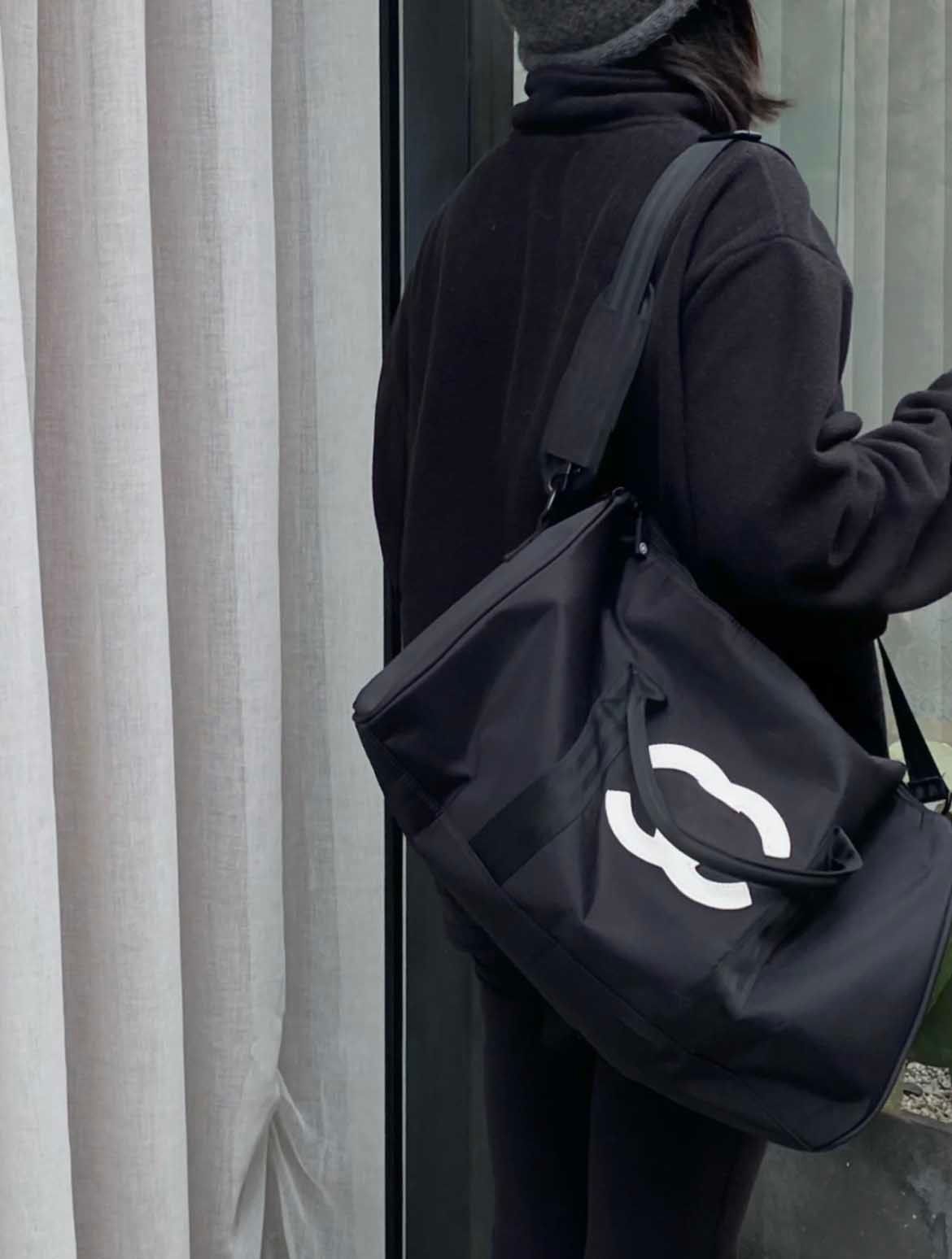 

PU unisex outdoor Travel Pouches men's messenger sports suitcase designer suitcase leather bag bag bag bag shoulder handbag Xkvmx, Black