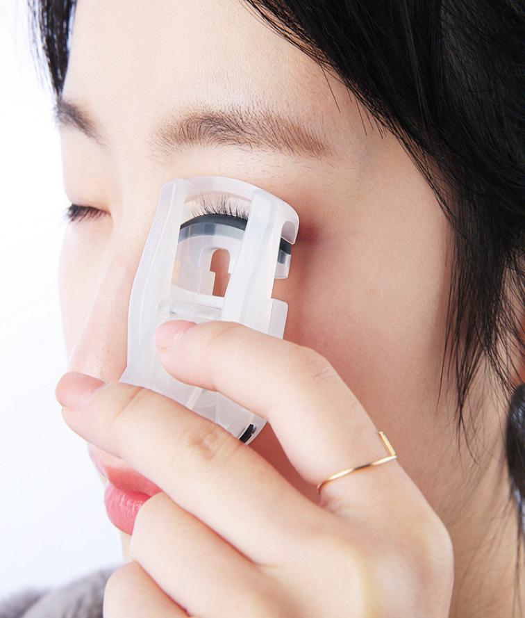 

Drop Mini eyelash curler Girls Plastic portable eyelash curler Beauty Makeup Tool New Women Plastic Curling Eyelashes Aux2017257