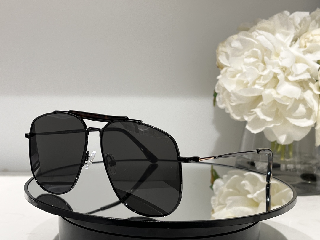 

Fashionable TOMFORD sunglasses for men and women, trendy and tall eyewear for street photography, UV resistant