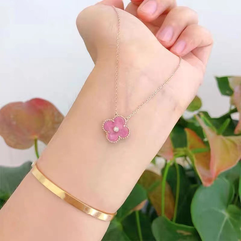 

High-Quality Luxury Classic 4Four Leaf Clover Pendant Necklaces Designer Chain 18K Gold Pink Shell for Girl Wedding Mother Day Jewelry Women