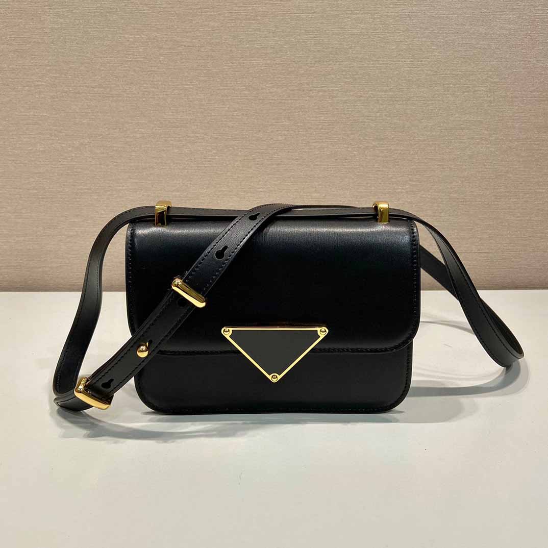 

Designer shoulder bag Top 7A Woman Messenger purse Adjustable leather handle Crossbody bags metal triangle logo clamshell decorative press lock handbag, Green