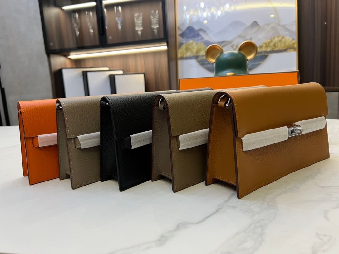 

2023 New fashion bag the Europe Brand brand large capacity and single handbag women's women decoration Luxury shoulder messenger b Kseh, Black