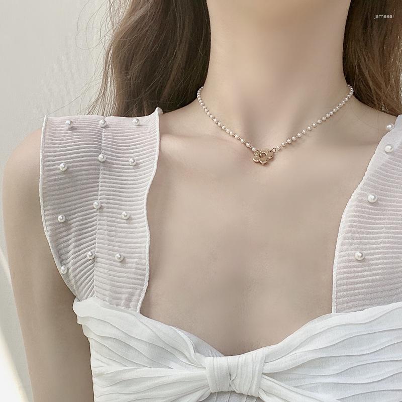 

Pendant Necklaces Fashionable And Simple Flower Small Crowd Design Aesthetic Personality Geometric Street S Lady Temperament Necklace