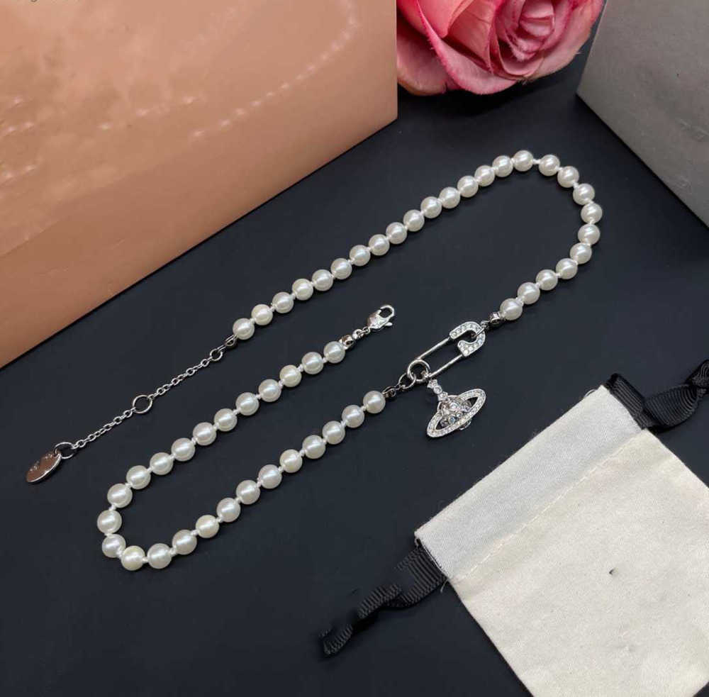 

Pendant Necklaces Designer Letter Vivian Chokers Luxury Women Fashion Jewelry Metal Pearl Necklace Cjeweler Westwood Tidal flow design 57ess