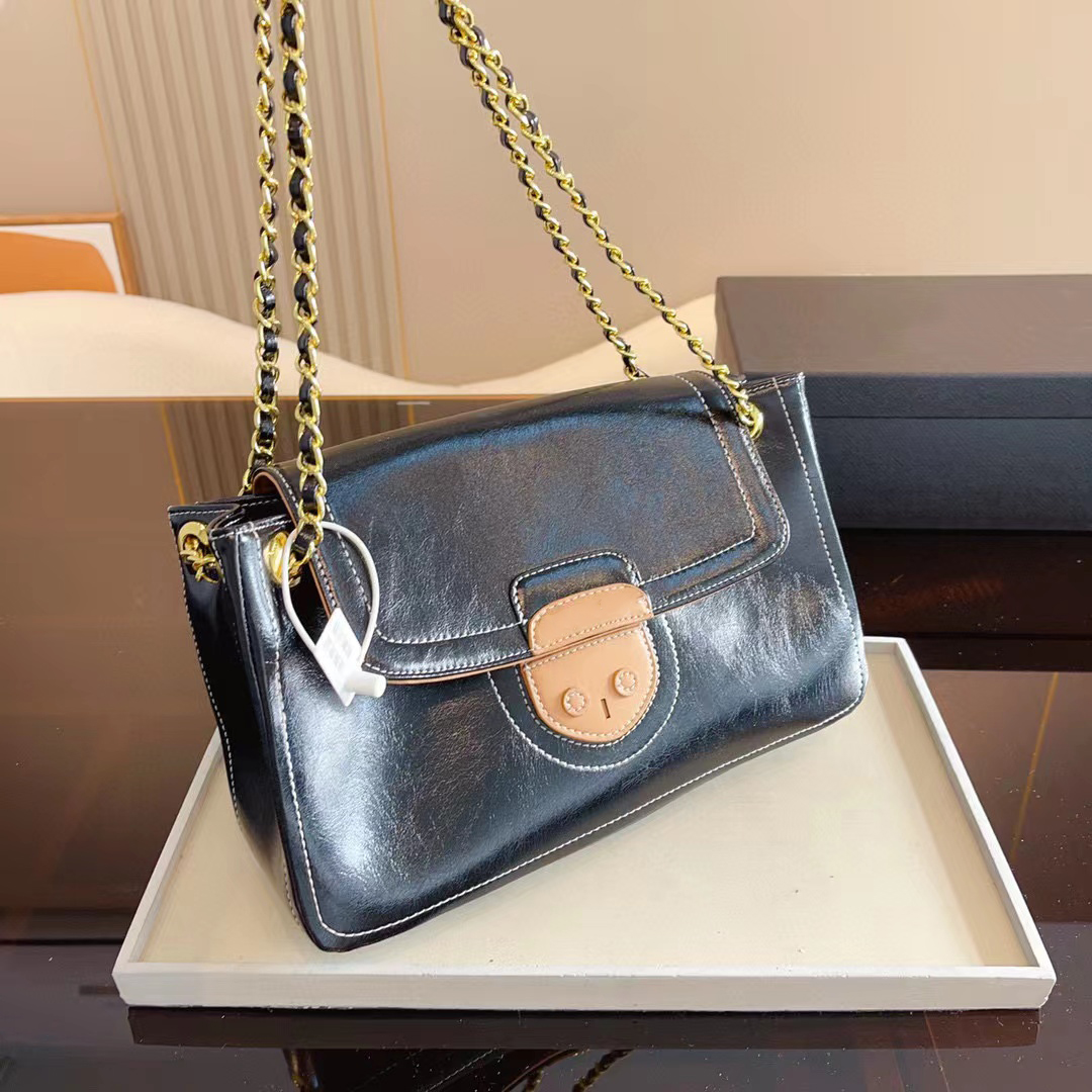 

New design sense patent leather wandering bag pig nose bag Retro leather suction buckle Su shoulder strap texture chain bag