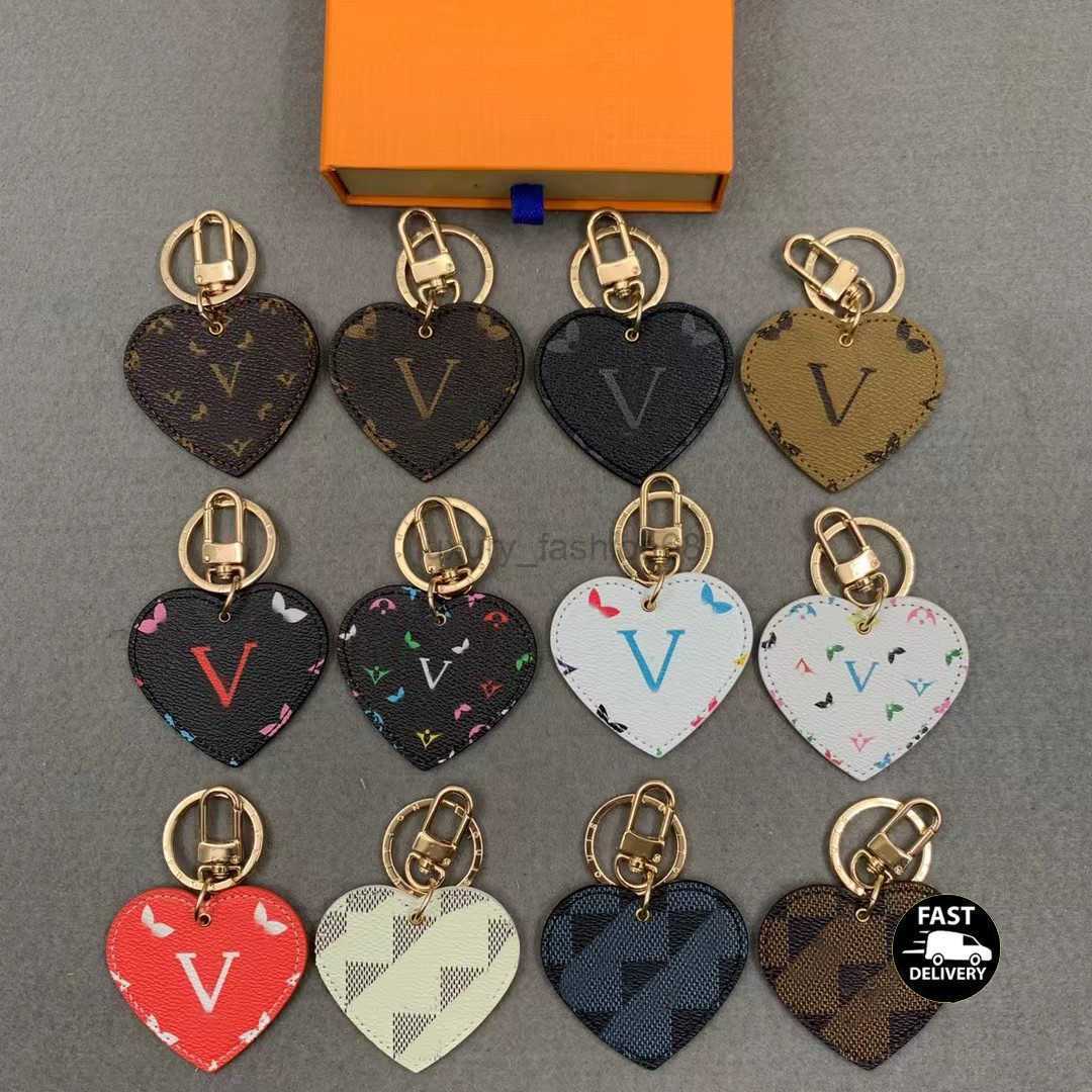 

Designer Brand Keychain Key Chain Men Luxury Heart-shaped Car Keyring Women Fashion Bee Buckle Keychains Handmade Leather Bags Pendant Accessories
