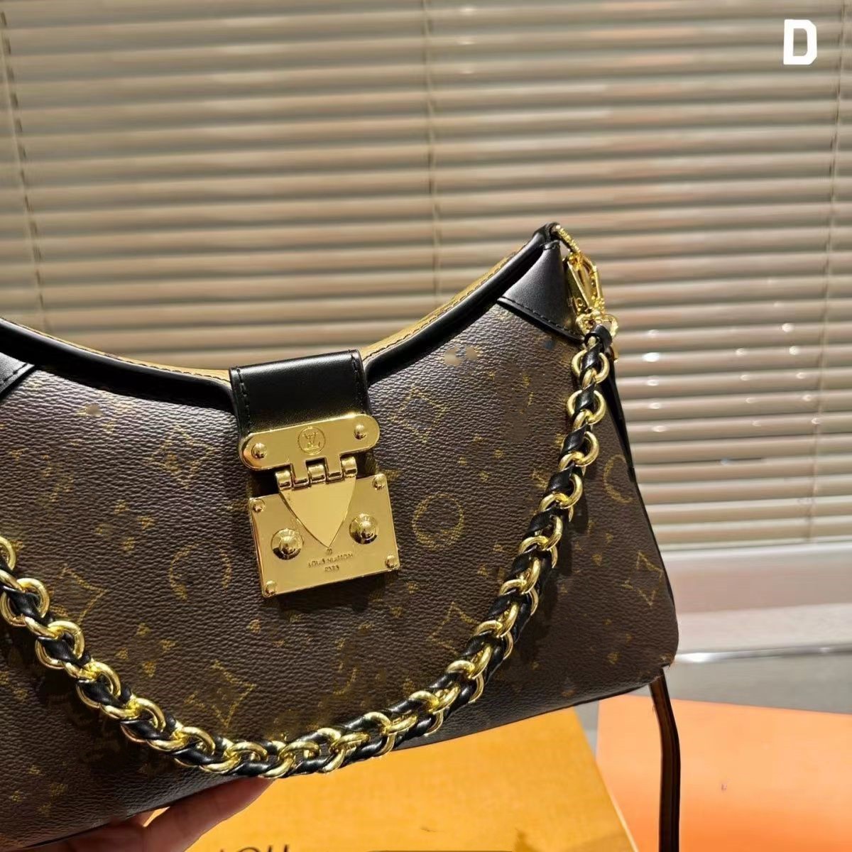 

2023 The latest horn underarm bag High quality leather shoulder bag crossbody bag exquisite fashion chain bag, Brown