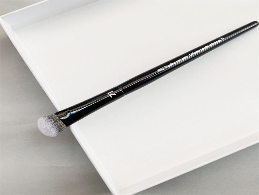 

PRO Concealer Makeup Brush 71 Black Tapered Fingertip Angled Concealer Blending Cosmetics Brush Beauty Tools3518817