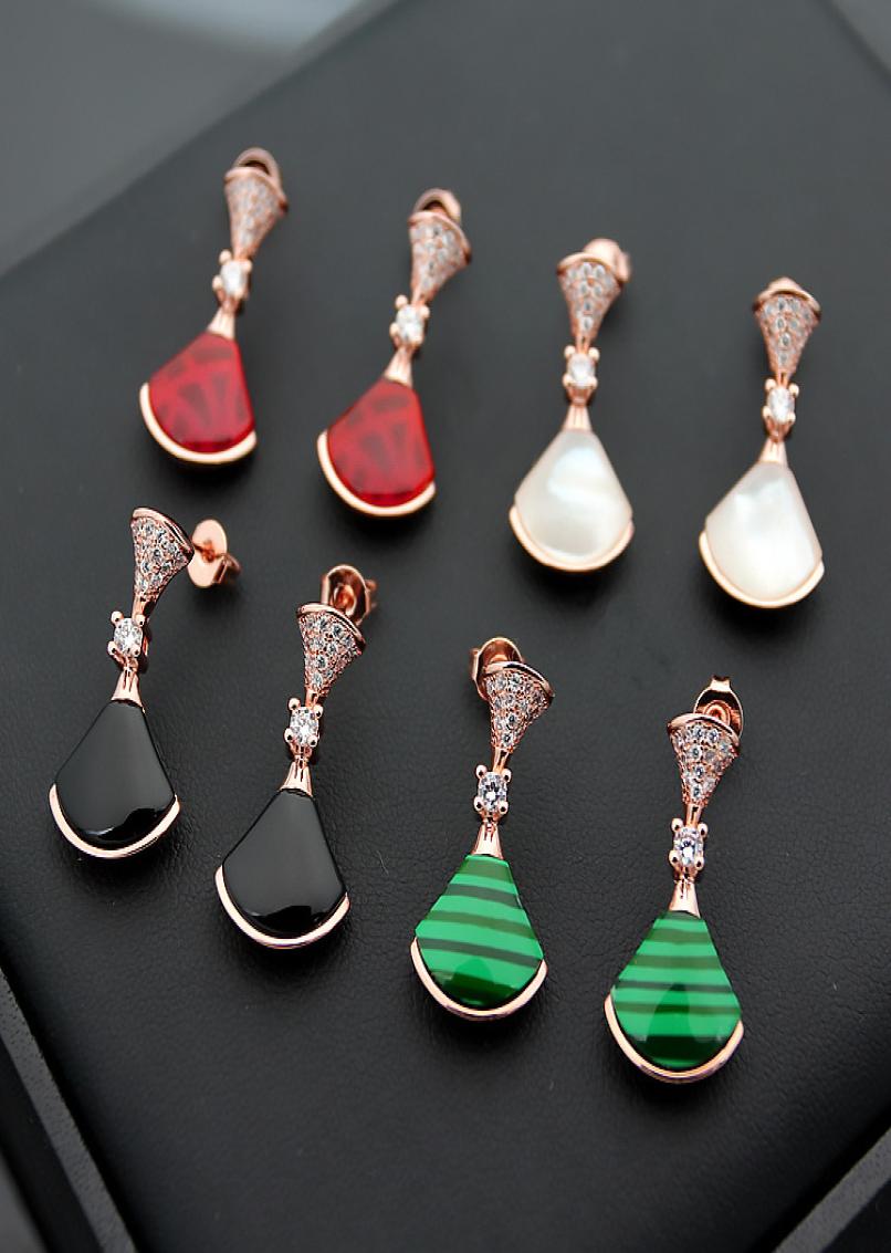 

Europe America Style Lady Women Titanium Steel Tassels Engraved B Initials Onyx Mother of Pearl Malachite Carnelian Diamond Stud E6316082