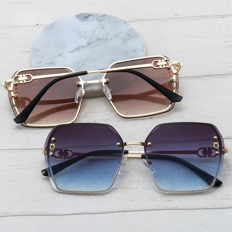 

Sunglasses Fashion Suqare Women Metal Rivet Decoration Vintage Punk Sun Glasses Eyewear Female Luxury Shades UV400