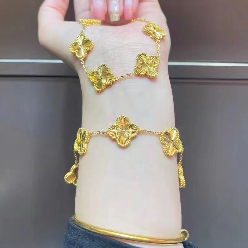 

Four Leaf Clover Necklace Designer brand Jewelry Set Pendant Necklaces Bracelet Stud Earring 18K Gold Plated Titanium Steel Women Girl Wedding Vacation Gift, As pic